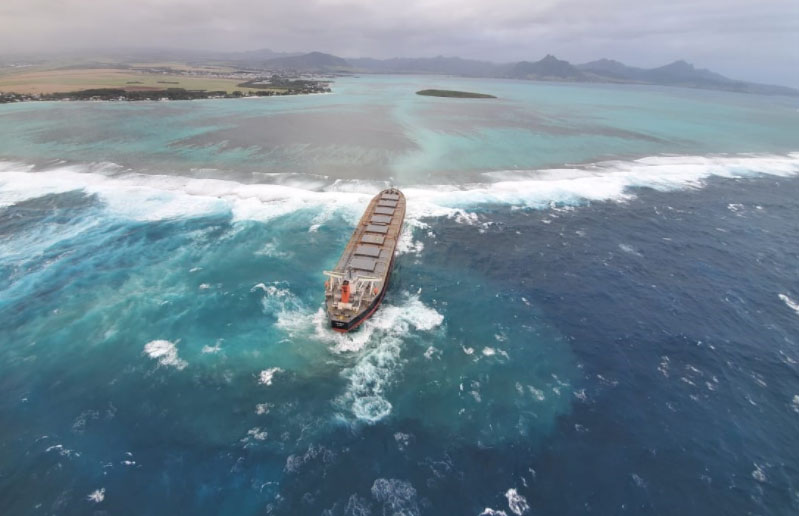 Photo - MV Wakashio échoué au large de l'île Maurice (Source : Mauritius Broadcasting Corporation).