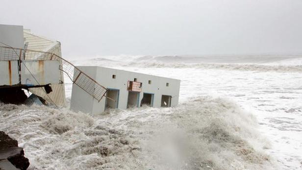 Photo Littoral de La Réunion lors du passage du cyclone Gamède (Source : Agence France Presse).